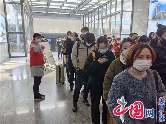 点击图片翻到下一页>> 返乡大学生成为疫情防控志愿者